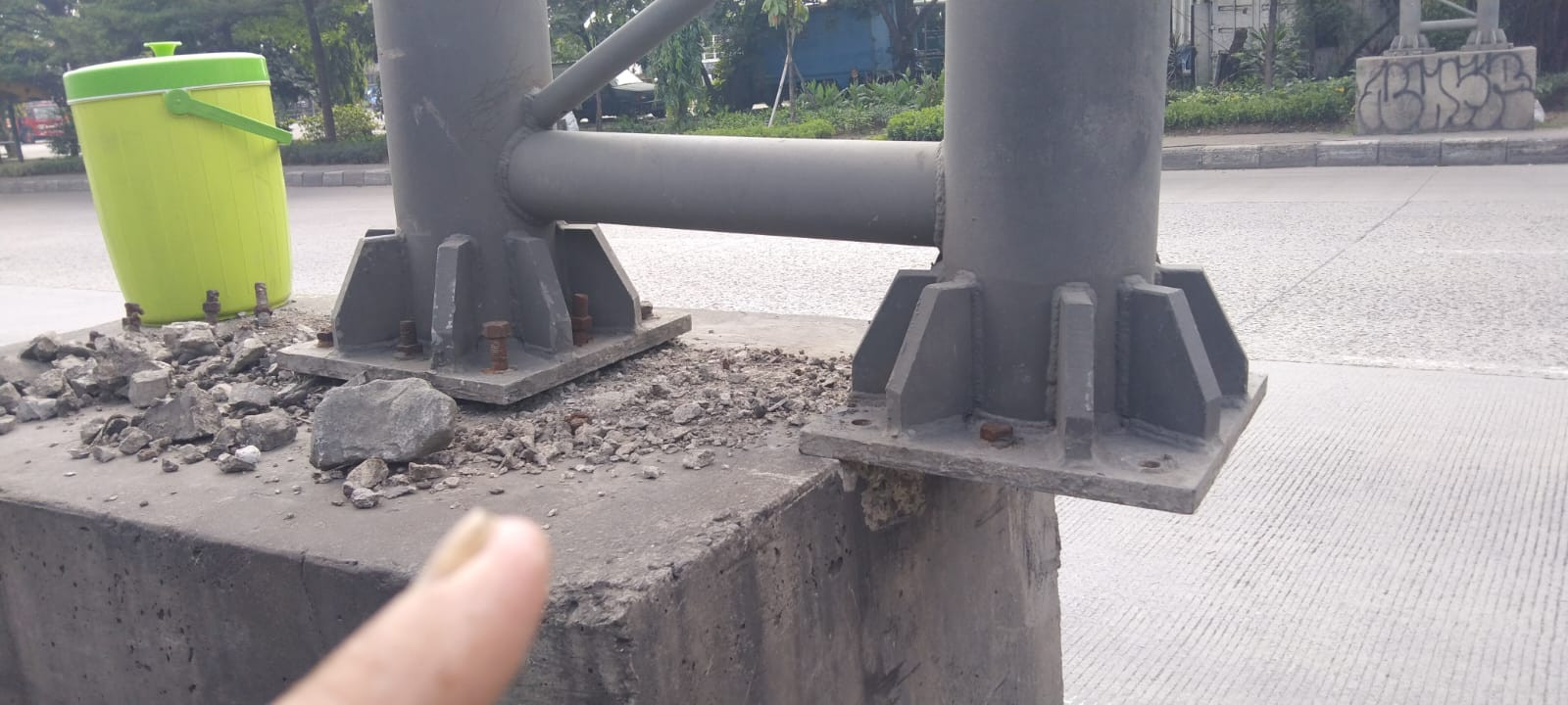 Tiang Raksasa Penunjuk Arah Hampir Roboh di Jl.Raya Cilincing Warga Minta Bina Marga Segera Bertindak