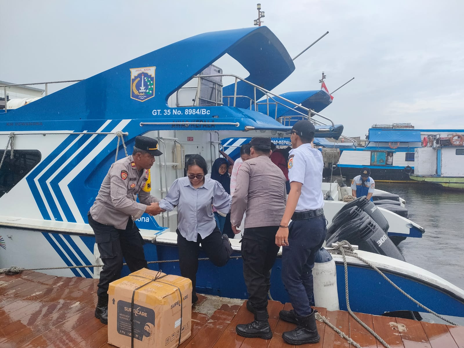 Polri Melayani Sepenuh Hati  Personel Pos Yan Kali Adem Lakukan Pengamanan dan  Bantu Penumpang Naik Kapal