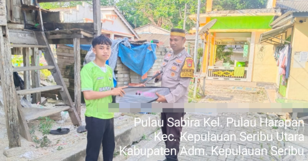 Dukung Olahraga Remaja, Bhabinkamtibmas Pulau Sabira Bripka Amirulloh Maliki Berikan Bantuan Raket Bulutangkis