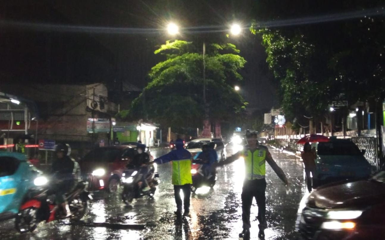 Polsek Jatisampurna Laksanakan Pengaturan Lalu Lintas untuk Antisipasi Kemacetan