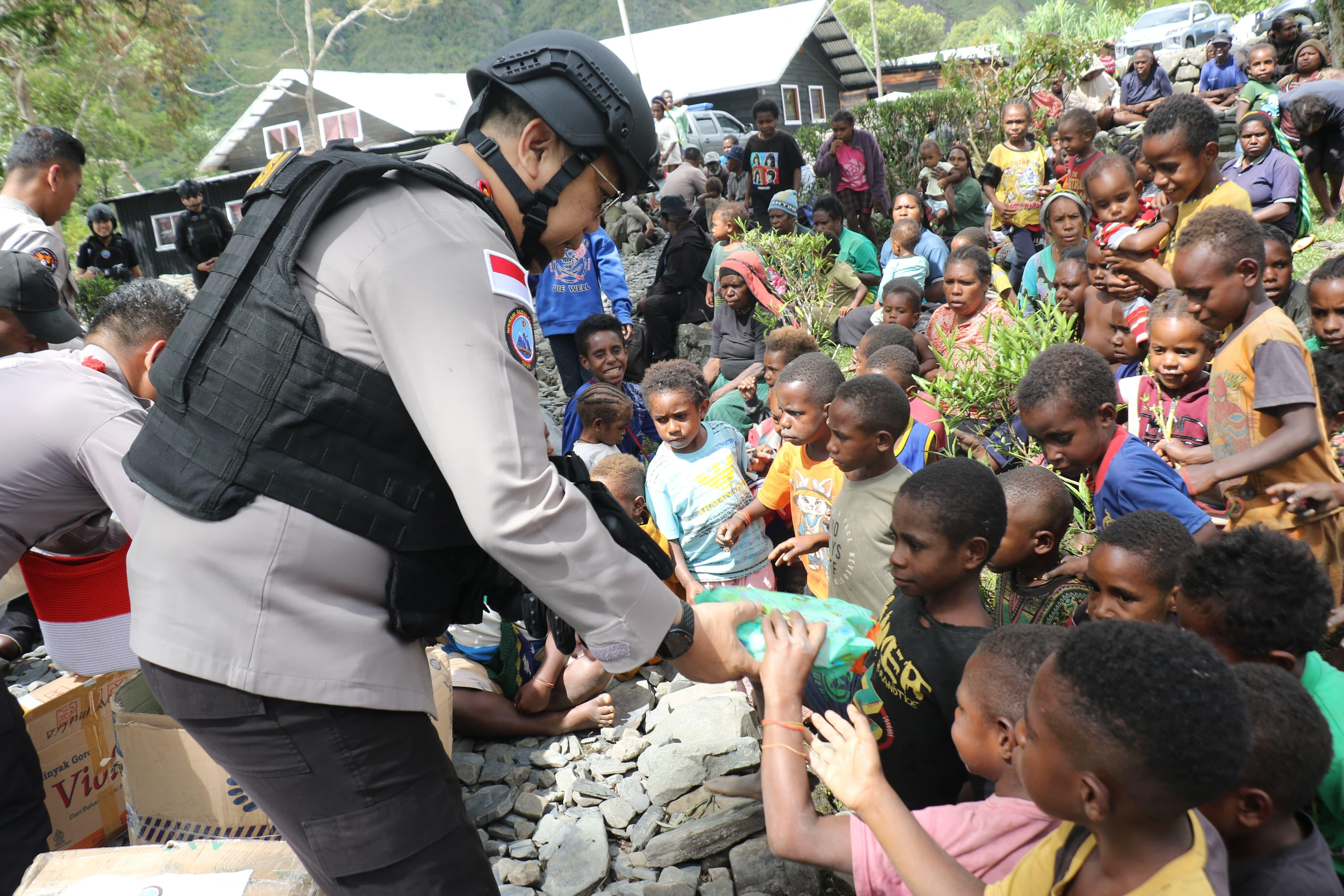 Operasi Damai Cartenz-2025 Gelar Bakti Sosial Humanis di Tengah Pengungsian Warga Puncak Jaya