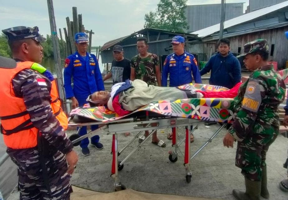 Sinergitas Pos TNI AL Sinaboi Bersama Tim SAR Gabungan Evakuasi Jenazah Penumpang KM. Perkasa di Perairan Sinaboi