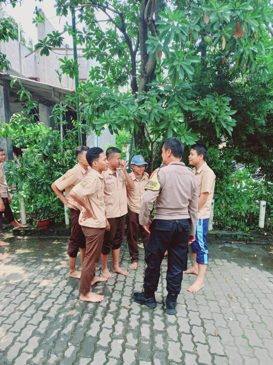 Polsek Rawalumbu Beri Imbauan Pembinaan Tingkatkan Kedisiplinan  pada Pelajar SMKN 8 Kota Bekasi