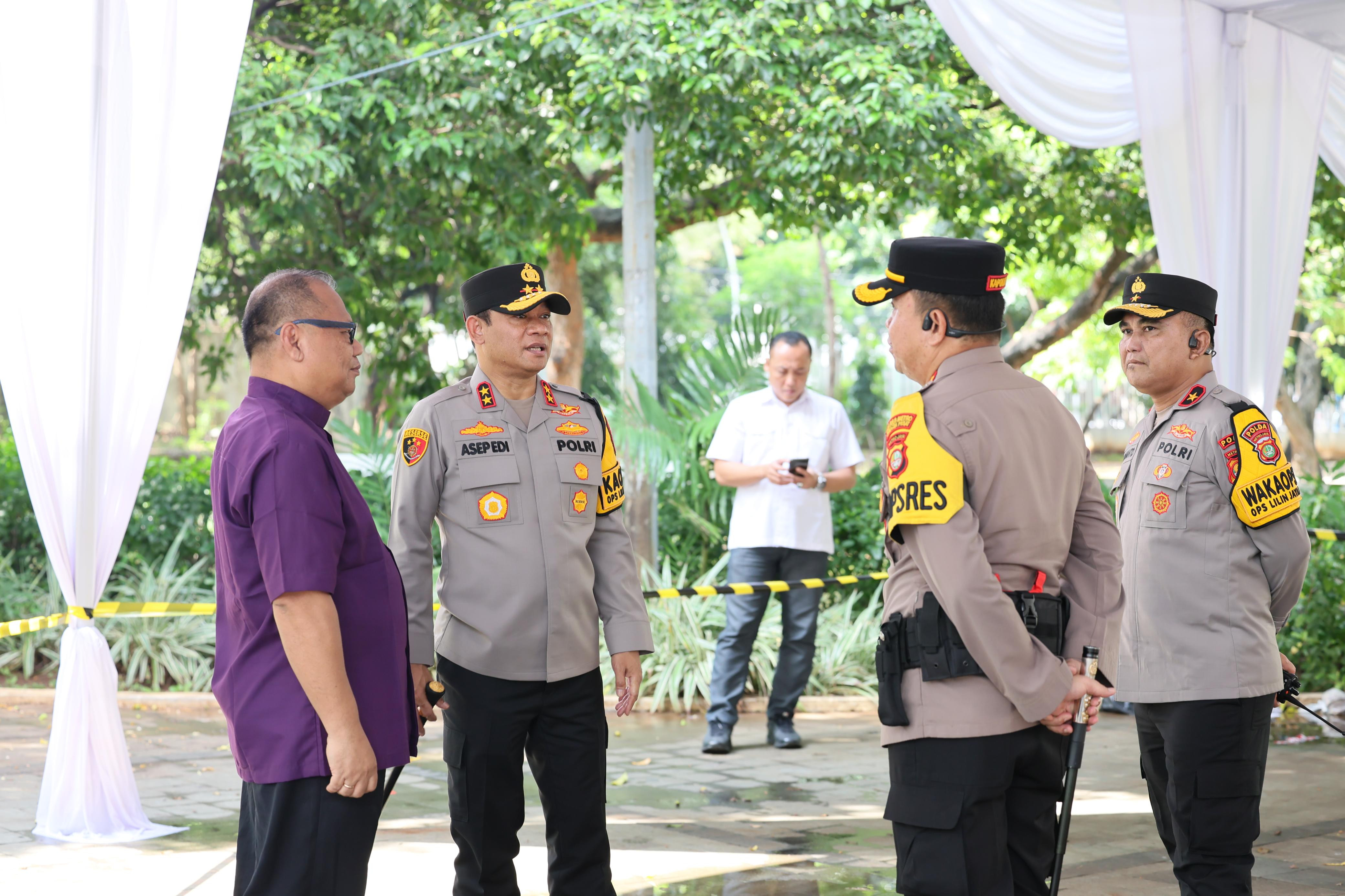 Kapolda Metro Jaya Tinjau Pospam Stasiun Gambir, Pastikan Pelayanan Operasi Lilin Jaya 2025 Berjalan Optimal