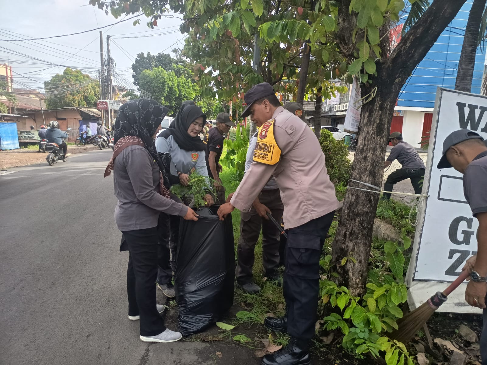 Bhabinkamtibmas Jakasampurna Giatkan Gerakan Sabtu Bersih Bersama Warga