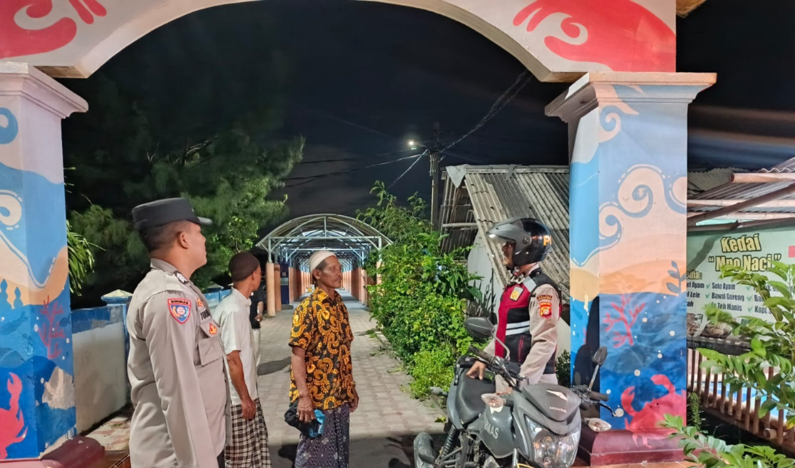 Patroli Malam Gabungan Polsek Kepulauan Seribu Selatan, Sosialisasikan Layanan 110 dan Barcode Pengaduan untuk Cegah Guantibmas