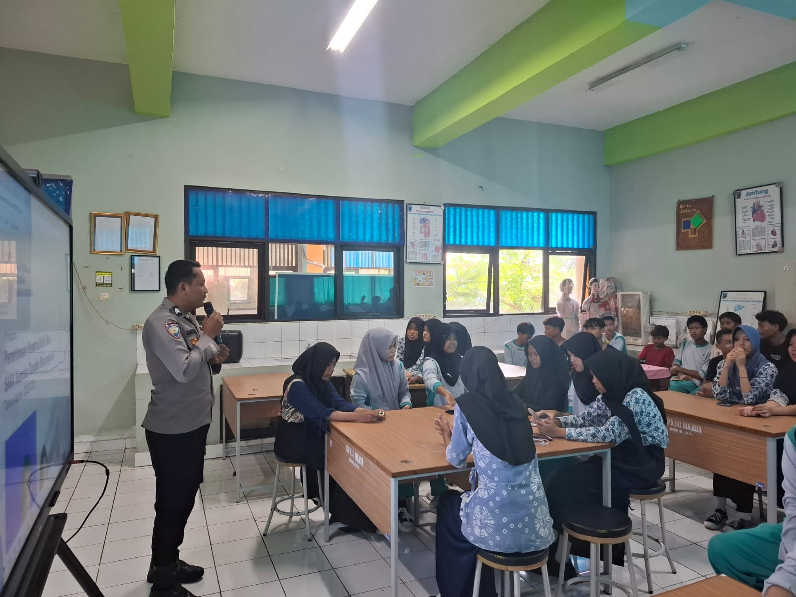 Bhabinkamtibmas Pulau Tidung Sosialisasikan Penerimaan SMA Kemala Taruna Bhayangkara di SMPN 241 Jakarta, Ajak Siswa Siapkan Diri Jadi Generasi Tangguh