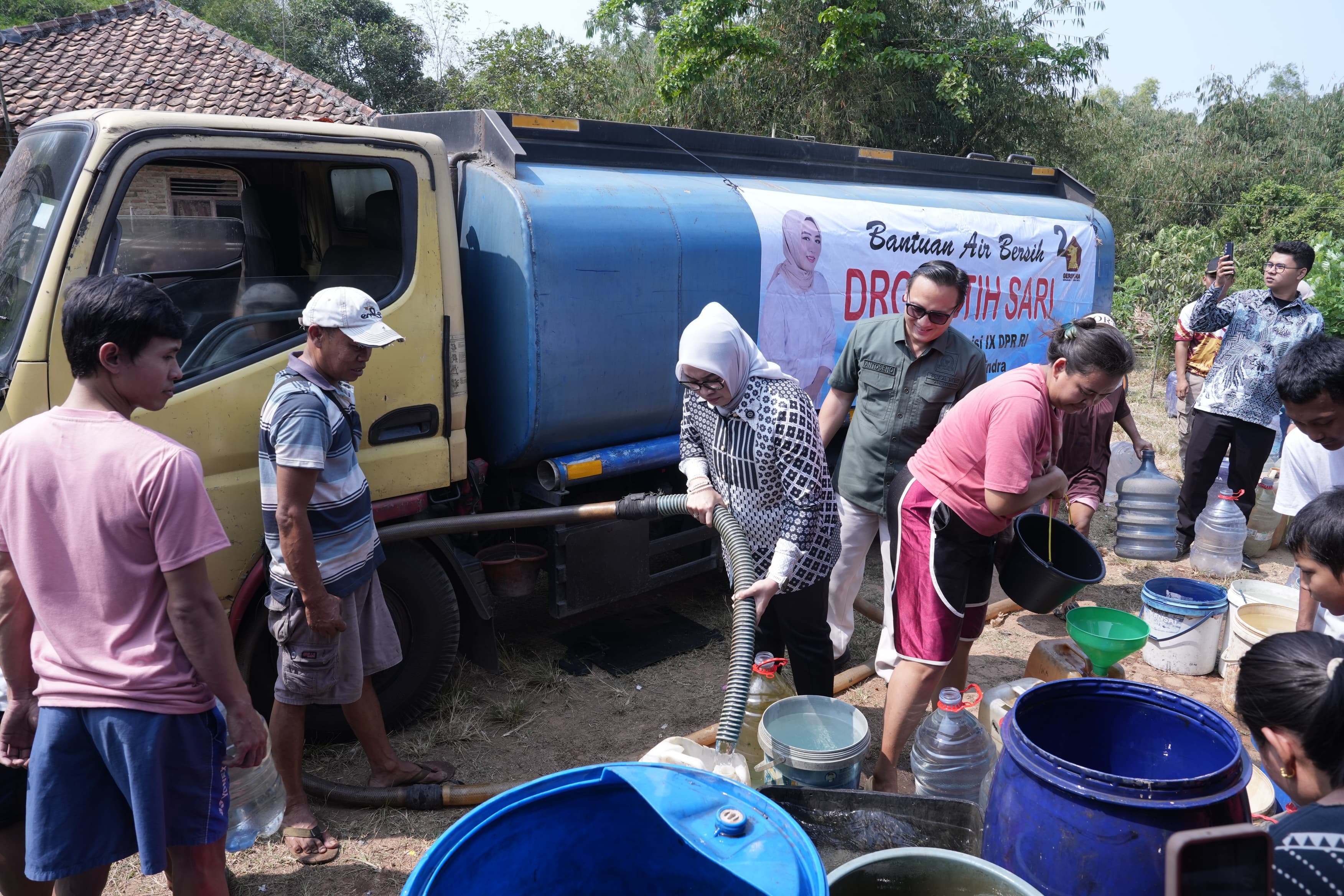 Legislator Partai GerindraSalurkan Bantuan Air Bersih untuk Warga Terdampak Kekeringan di Kabupaten Bekasi