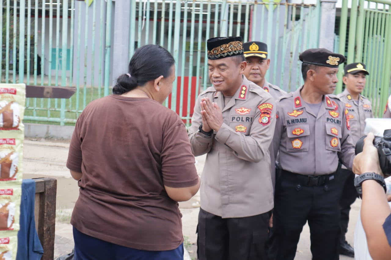 Kapolres Metro Bekasi Kota Bagikan Takjil, Wujud Kepedulian Polri di Bulan Ramadan