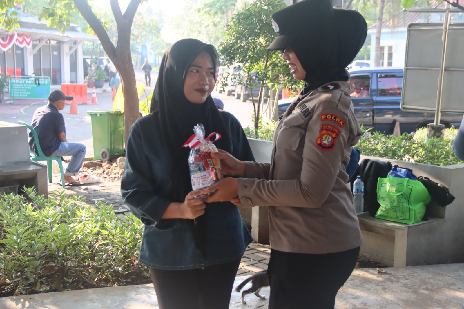 Polwan Polres Kepulauan Seribu Berbagi Snack untuk Penumpang di Dermaga Marina Ancol, HUT Polwan ke-77