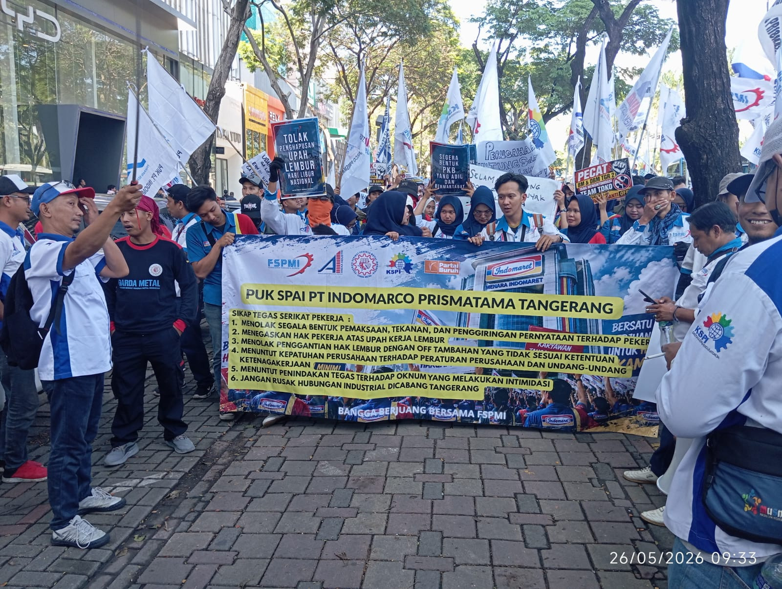 Polisi Gelar Pengamanan Aksi Ujuk Rasa Ratusan Buruh Indomaret Suarakan Tuntutan Hak Lembur dan Tolak Intimidasi di Menara Indomaret PIK