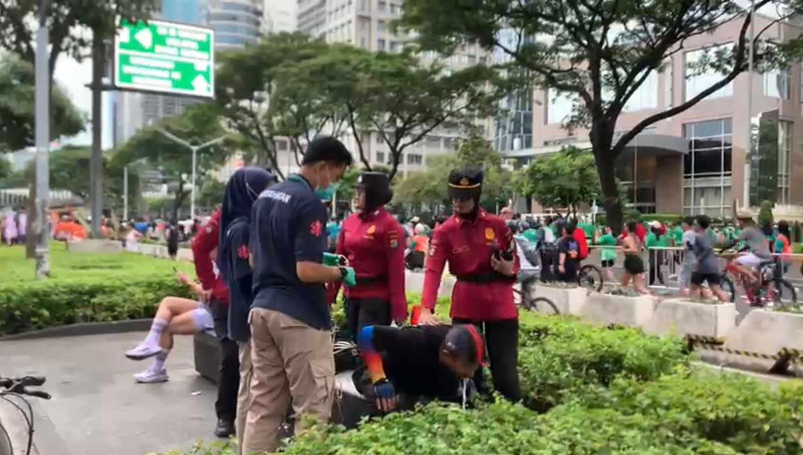 Personel Ditpamobvit Polda Metro Jaya Sigap Bantu Warga Alami Gangguan Kesehatan saat CFD di FX Sudirman