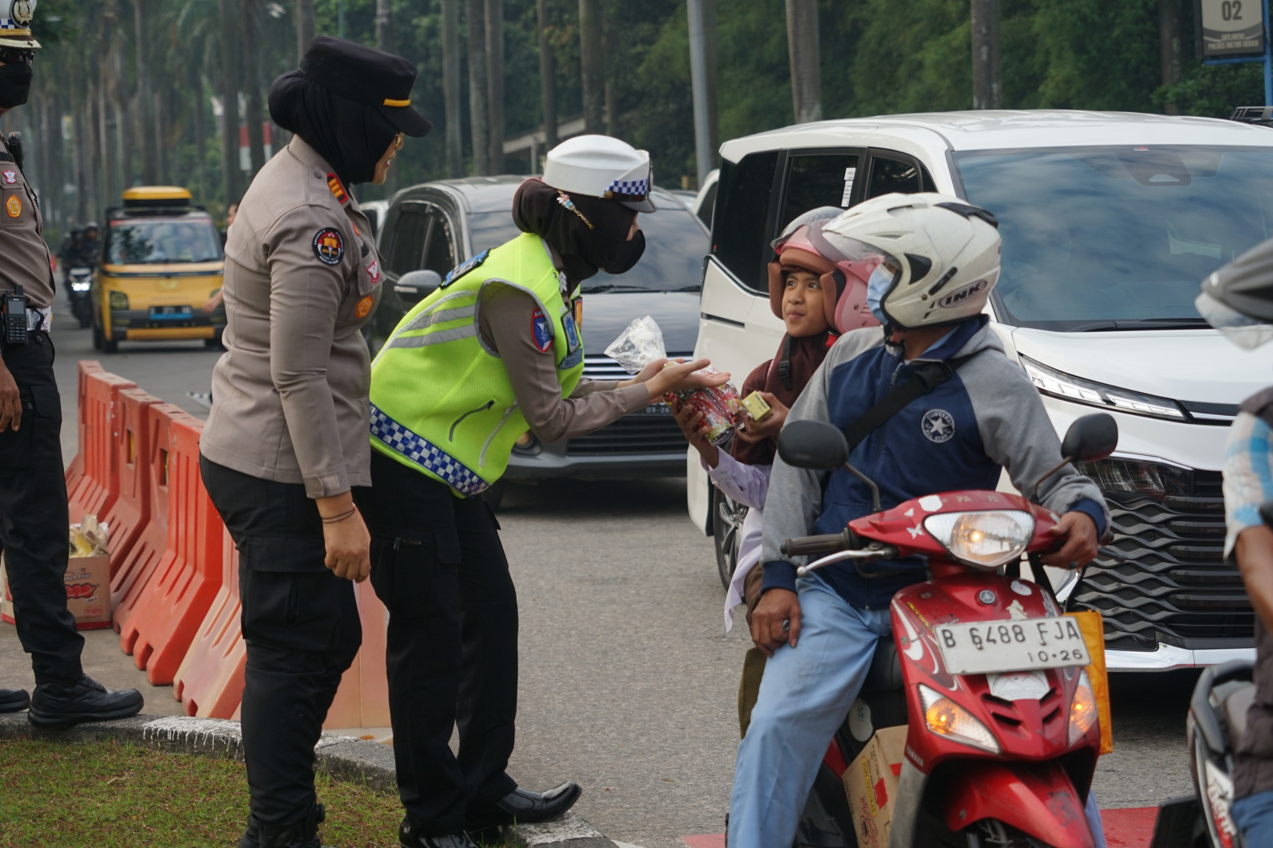 Hari Jadi Polwan ke-77, Kapolres Metro Bekasi Gelar Yanmas Pagi di TL Pos Lantas Jurong, Bagikan Bingkisan