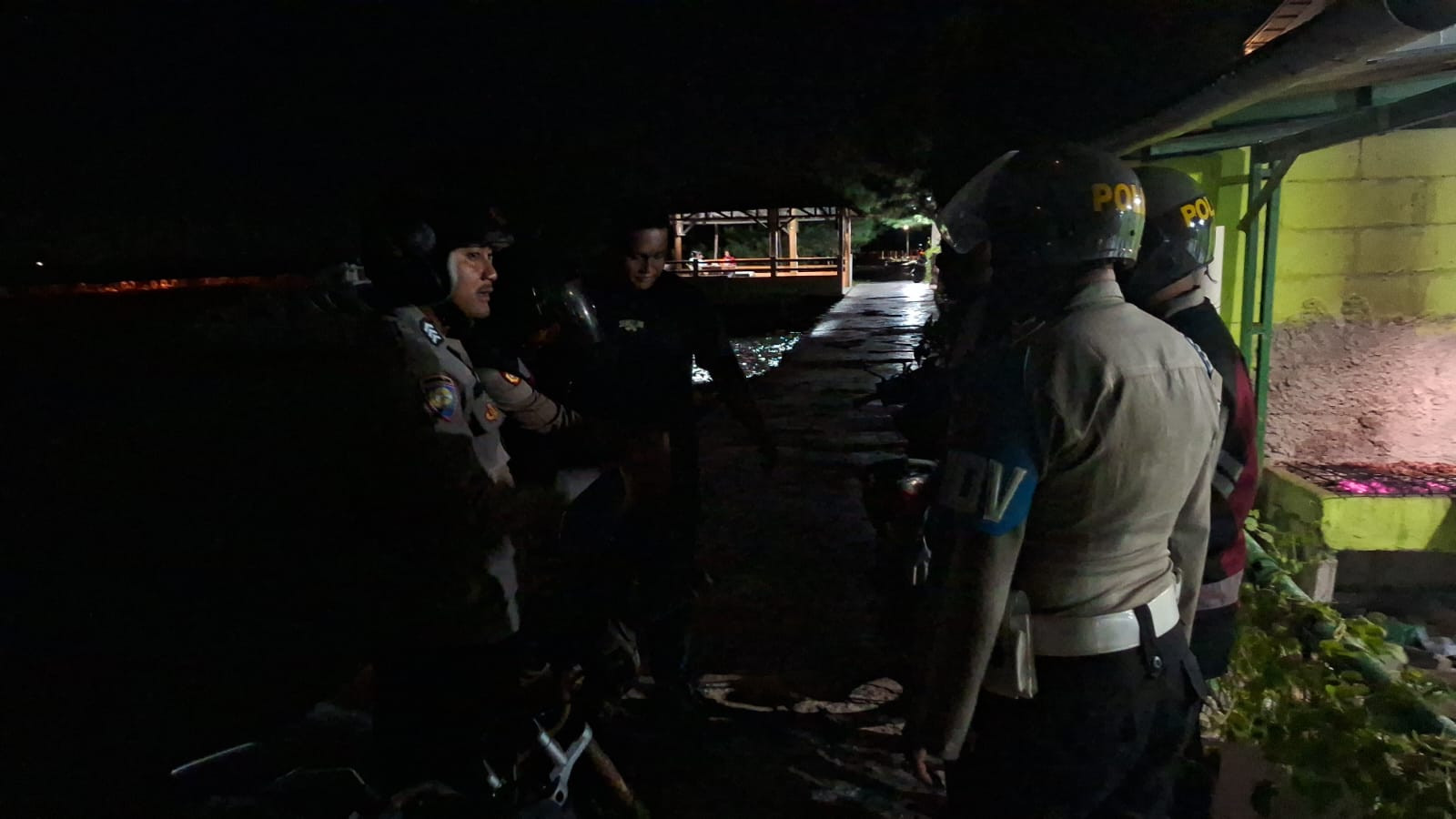 Patroli Dini Hari, Polisi Sosialisasikan Call Center 110 kepada Warga dan Antisipasi 3C
