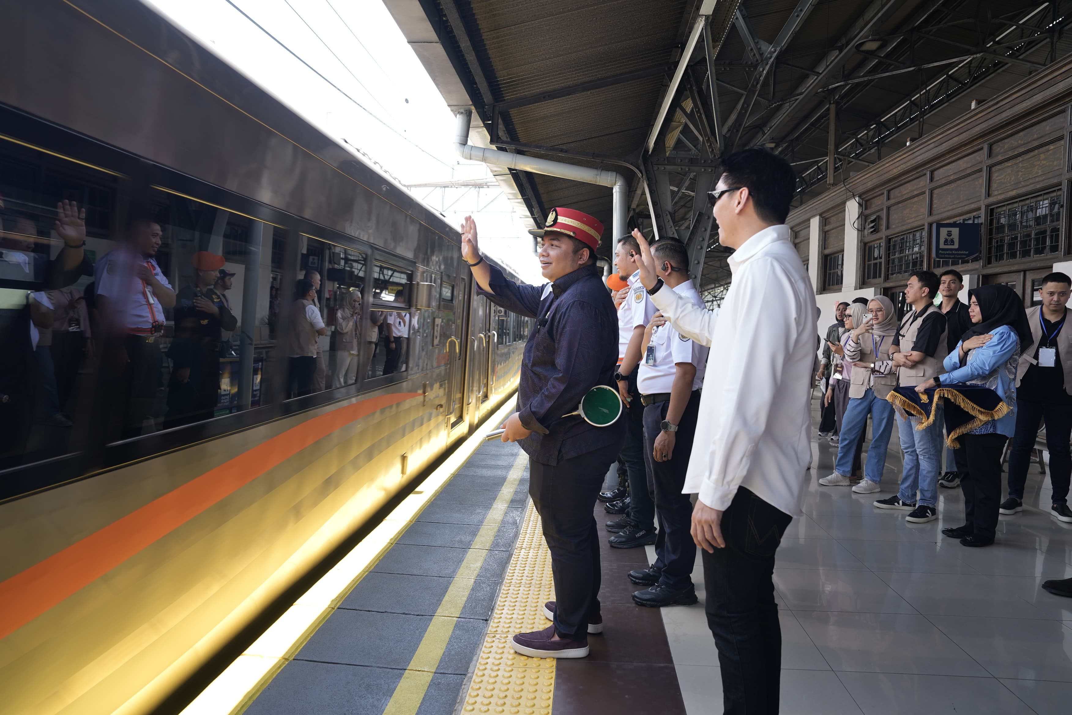 Mudik Gratis Mas Kawe Berangkatkan 395 Pemudik dari Stasiun Pasar Senen dengan KA Blambangan Express