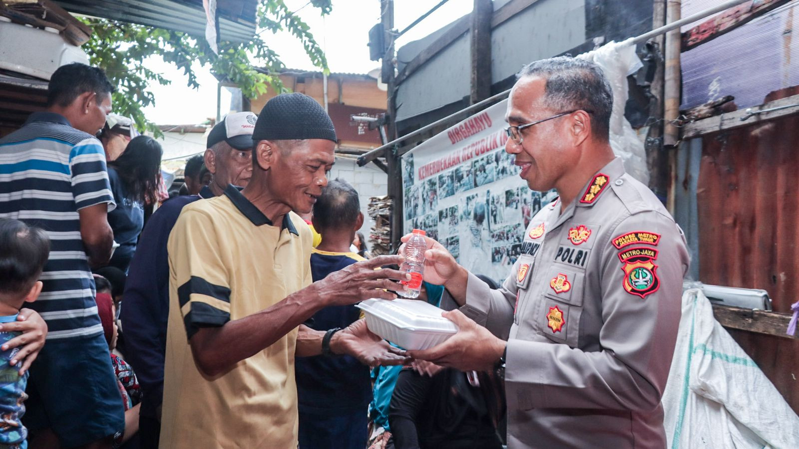 Bakti Sosial Kapolres Metro Jakarta Timur: Pembagian 300 Paket Nasi Box untuk Warga di Wilayah Slum Area di Tengah Bulan Suci Ramadhan