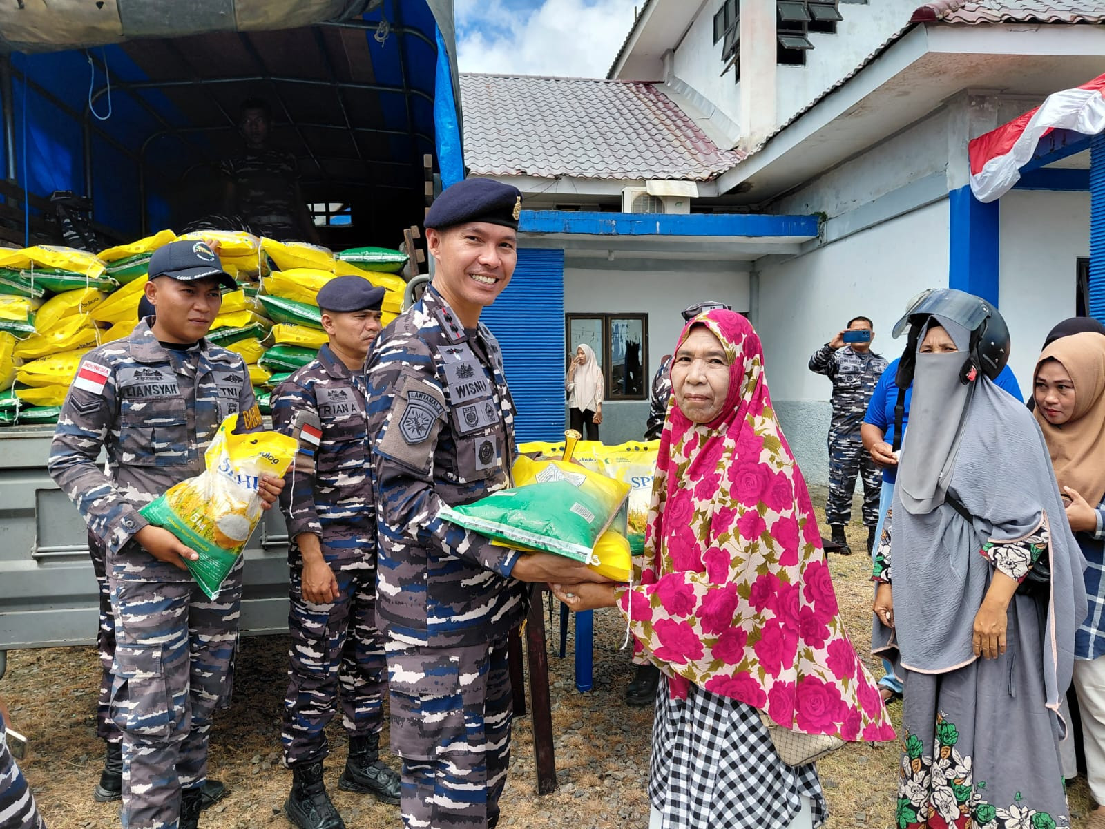Sukseskan Gerakan Pangan Murah (GPM), Lanal Simeulue Salurkan Beras SPHP Kepada Masyarakat di Pulau Terluar