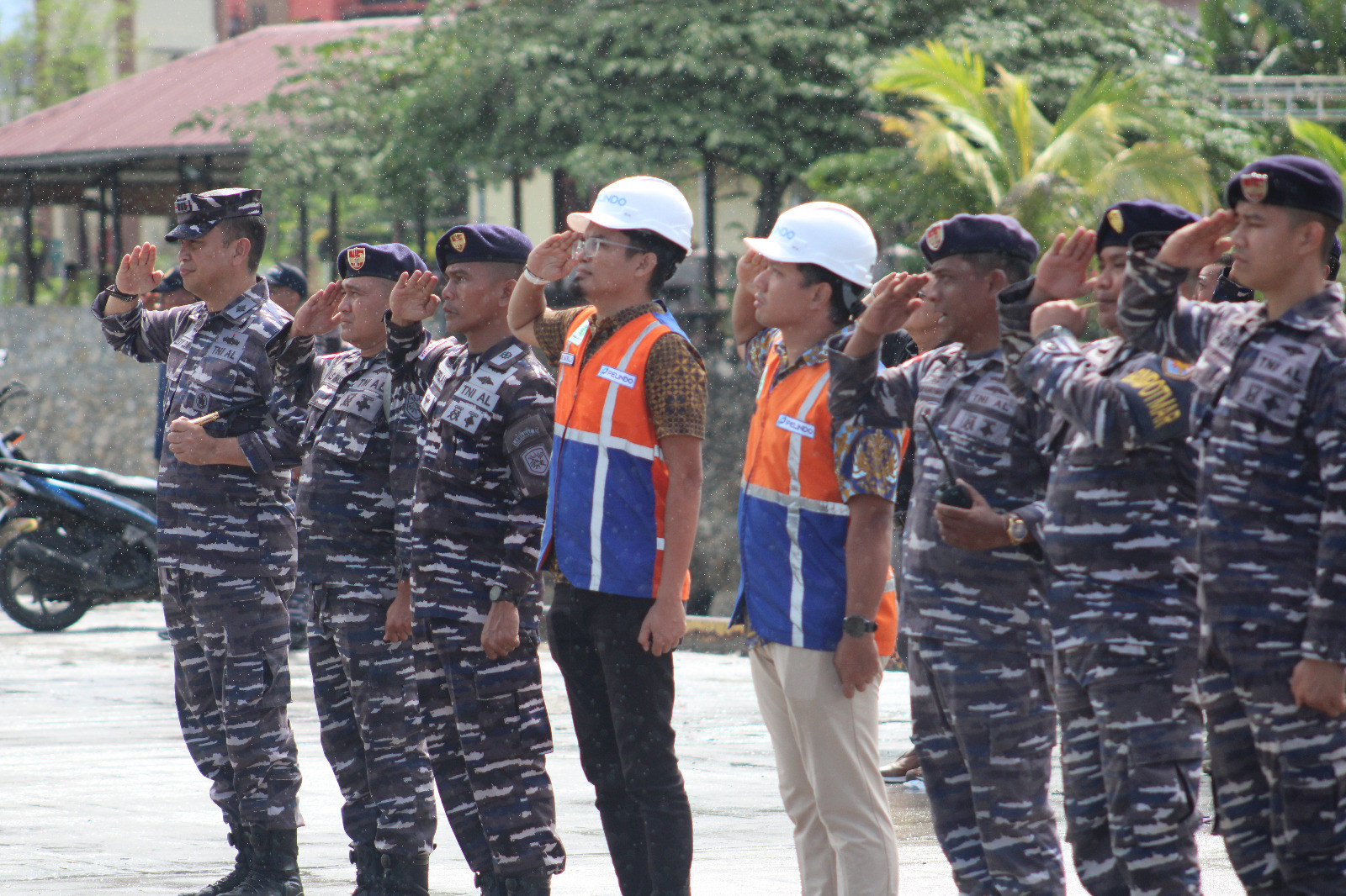 Komandan Lanal Nias Melepas Keberangkatan KRI Semarang-594 Menuju Padang Sumatera Barat