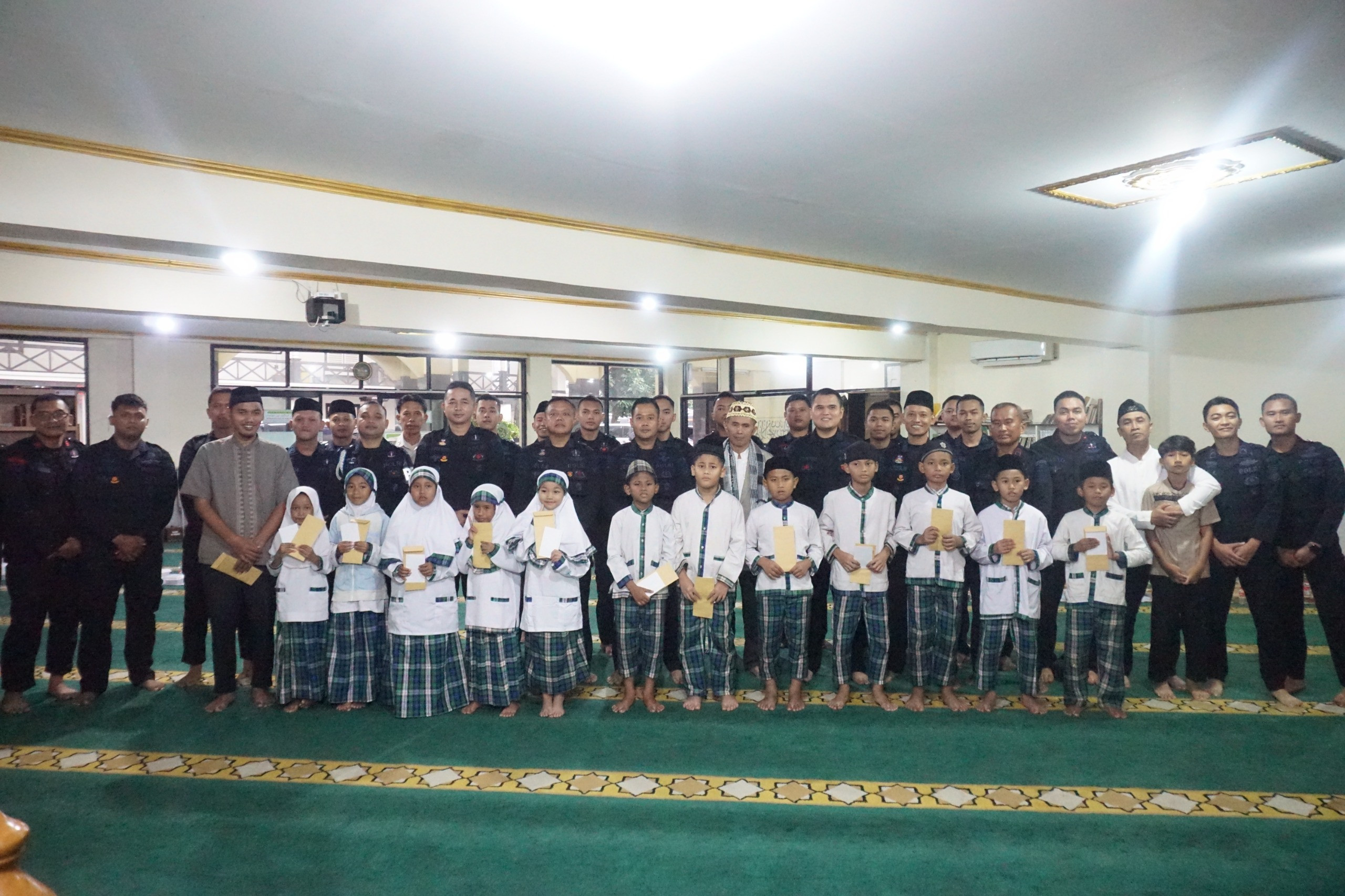 Santunan dan Buka Bersama di Kwitang, Brimob PMJ Hadirkan Kepedulian Nyata untuk Anak Yatim