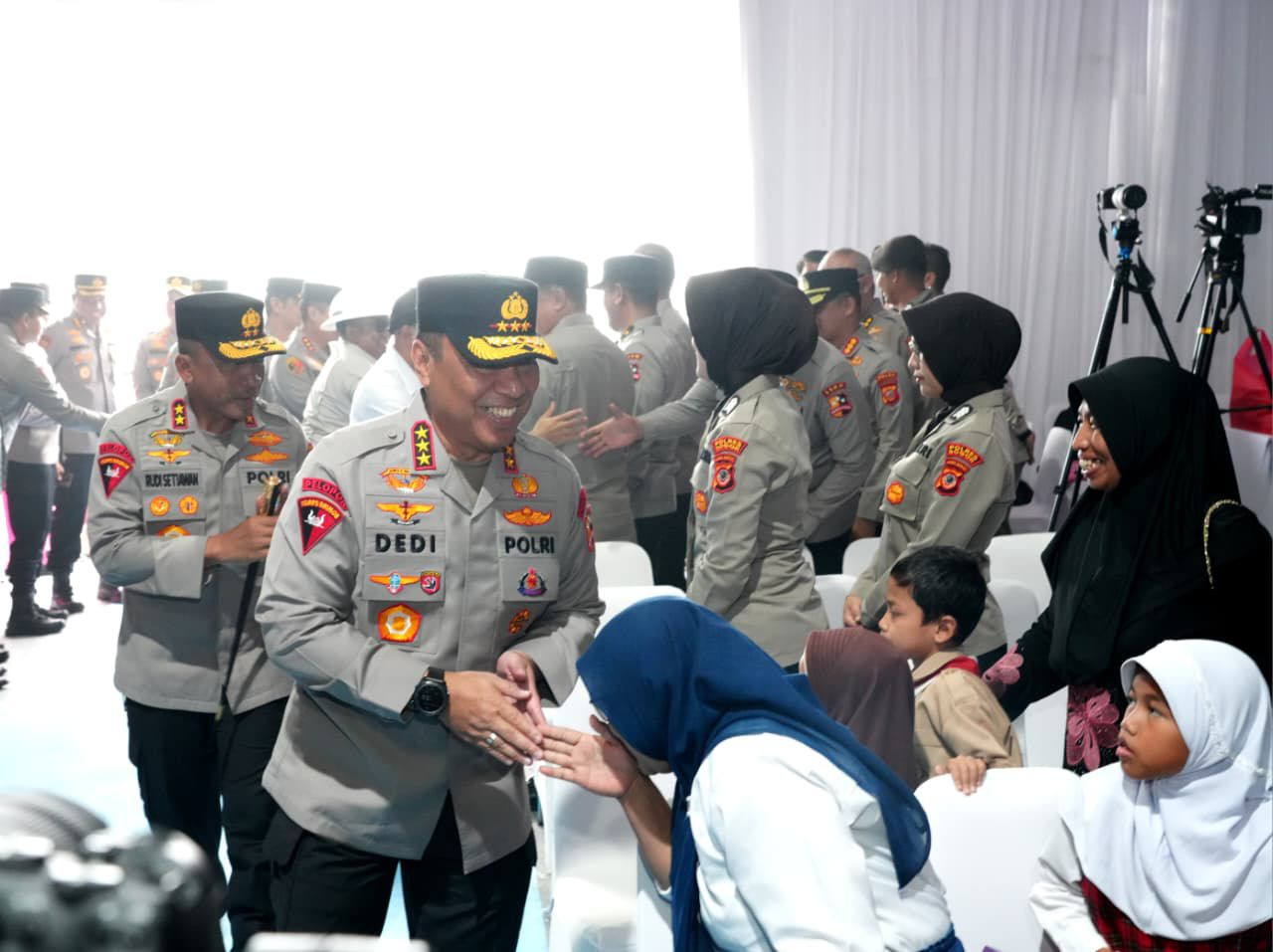 Wakapolri Berikan Santunan dan  Bakti Sosial Kepada Warga Sekitar  SMA Kemala Taruna Bhayangkara Bogor