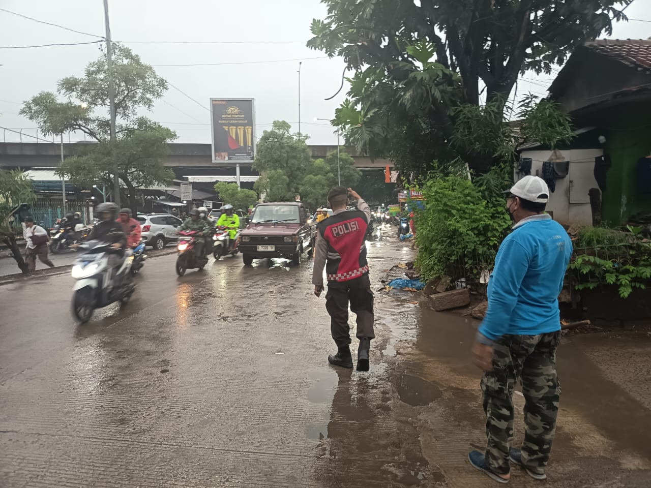Pastikan Kelancaran Aktivitas Pagi, Polsek Bekasi Barat Siagakan Personel di Pasar Pagi Bintara