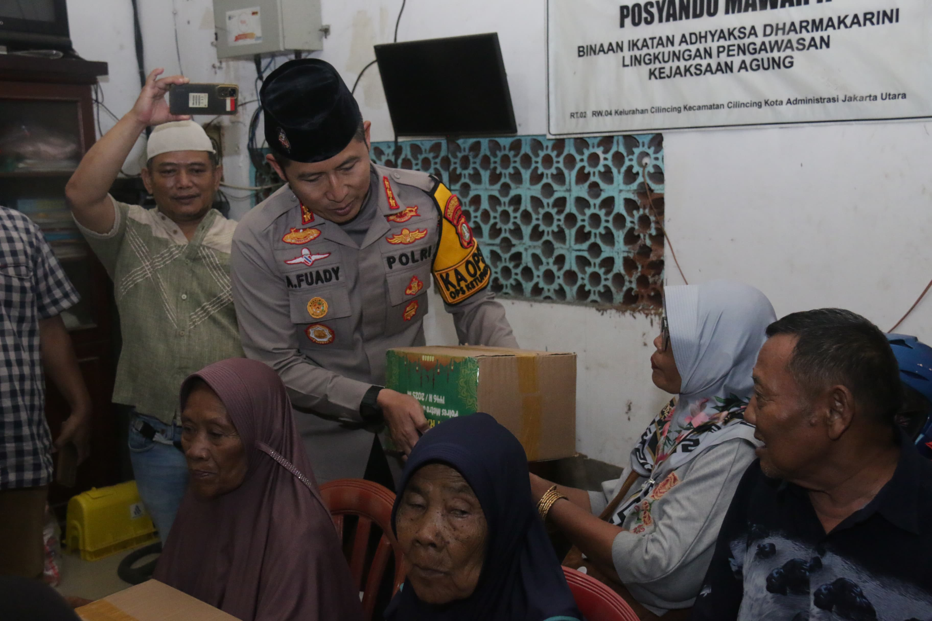 Kapolres Metro Jakarta Utara Bagikan Takjil dan Sembako untuk Warga Cilincing