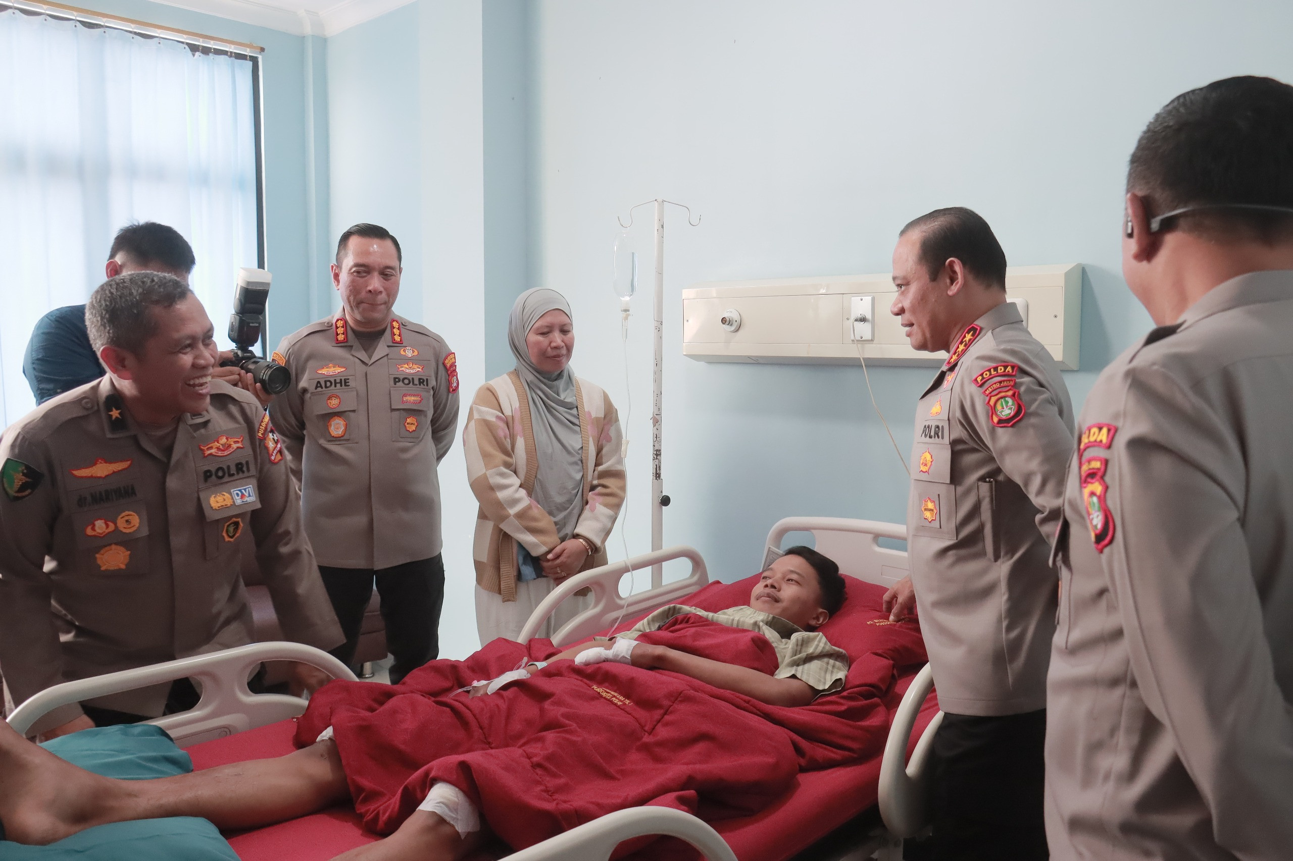 Kapolda Metro Jaya Jenguk Dua Anggota Polres Jakut yang Kecelakaan