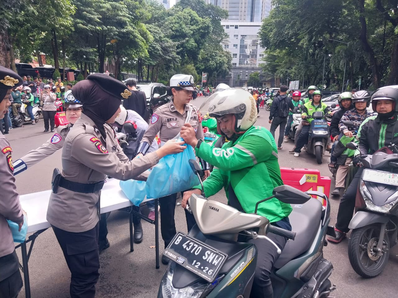 Jumat Peduli Polda Metro Jaya, Ojol dan PHL Terima 500 Paket Sembako