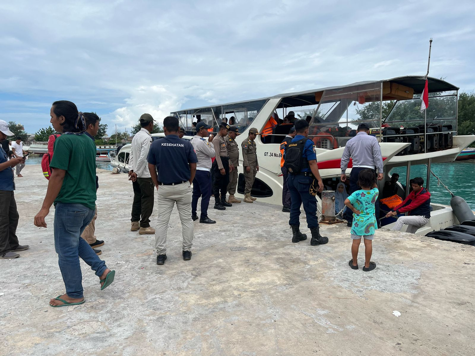 Pos Pengamanan Lebaran 2025 di Pulau Harapan Bantu Wisatawan Turun dari Kapal, Wujud Polisi Humanis