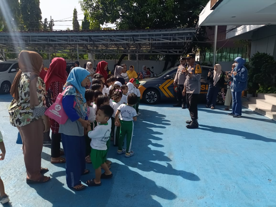 Polsek Pademangan Ajak Anak-Anak PAUD Belajar Tertib dan Saling Menghargai Lewat Program Polisi Sahabat Anak