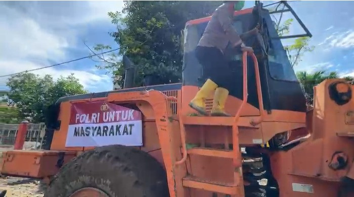 Kapolri Bantu Alat Berat untuk Percepat Pemulihan Jalan, Fasilitas Umum dan Rumah Warga Pasca banjir di Kab. Pidie