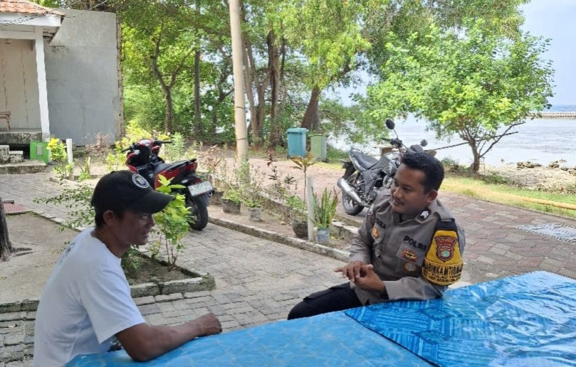 Bhabinkamtibmas Pulau Tidung Sambang Tokoh Masyarakat, Ajak Warga Perangi Premanisme dan Jauhi Judi Online