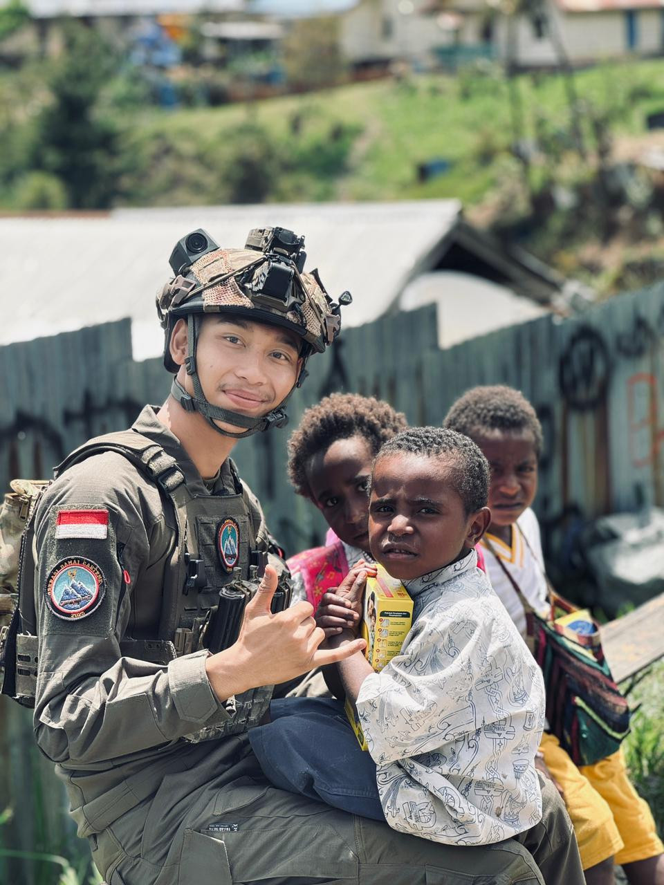 Personel Satgas Ops Damai Cartenz Sektor Intan Jaya Laksanakan Pengobatan dan Bagikan Susu untuk Anak-Anak Papua