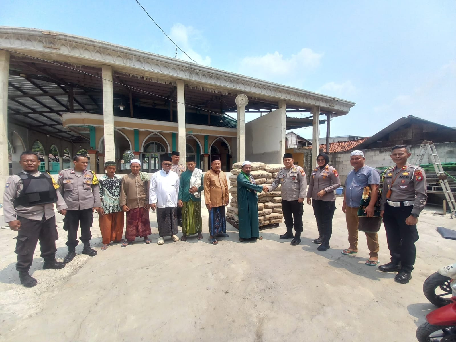 POLRES METRO BEKASI PEDULI TEMPAT IBADAH, SALURKAN BANTUAN UNTUK MASJID JAMI' DARUS SA'ADAH KEDUNGWARINGIN