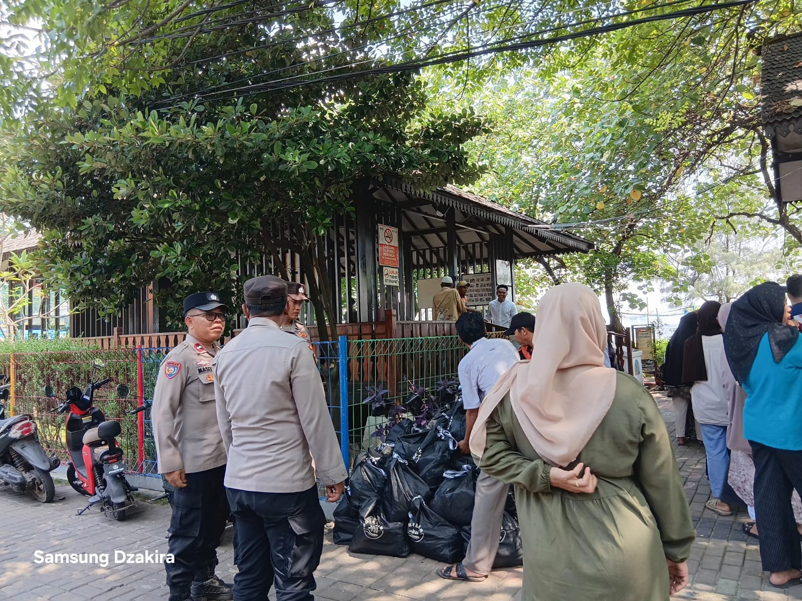 Polsek Kepulauan Seribu Selatan Laksanakan Pengamanan Penyaluran Sembako bagi Warga Dhuafa di Pulau Untung Jawa