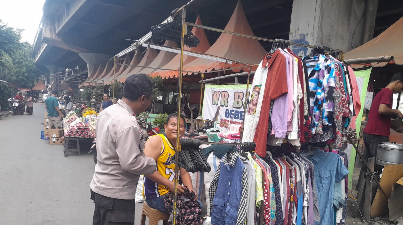 Berikan Pengamanan, Personel Polsek Pademangan Patroli di Pasar Malam dan Takjil Ramadhan
