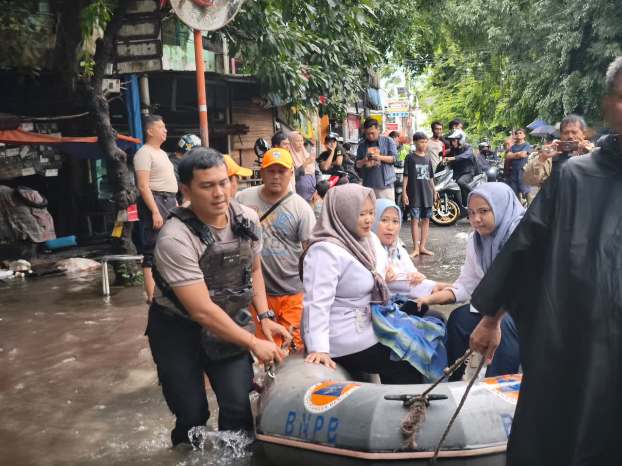Banjir Rendam Pademangan, Kapolsek Turun Langsung Evakuasi Warga ke Rumah Sakit