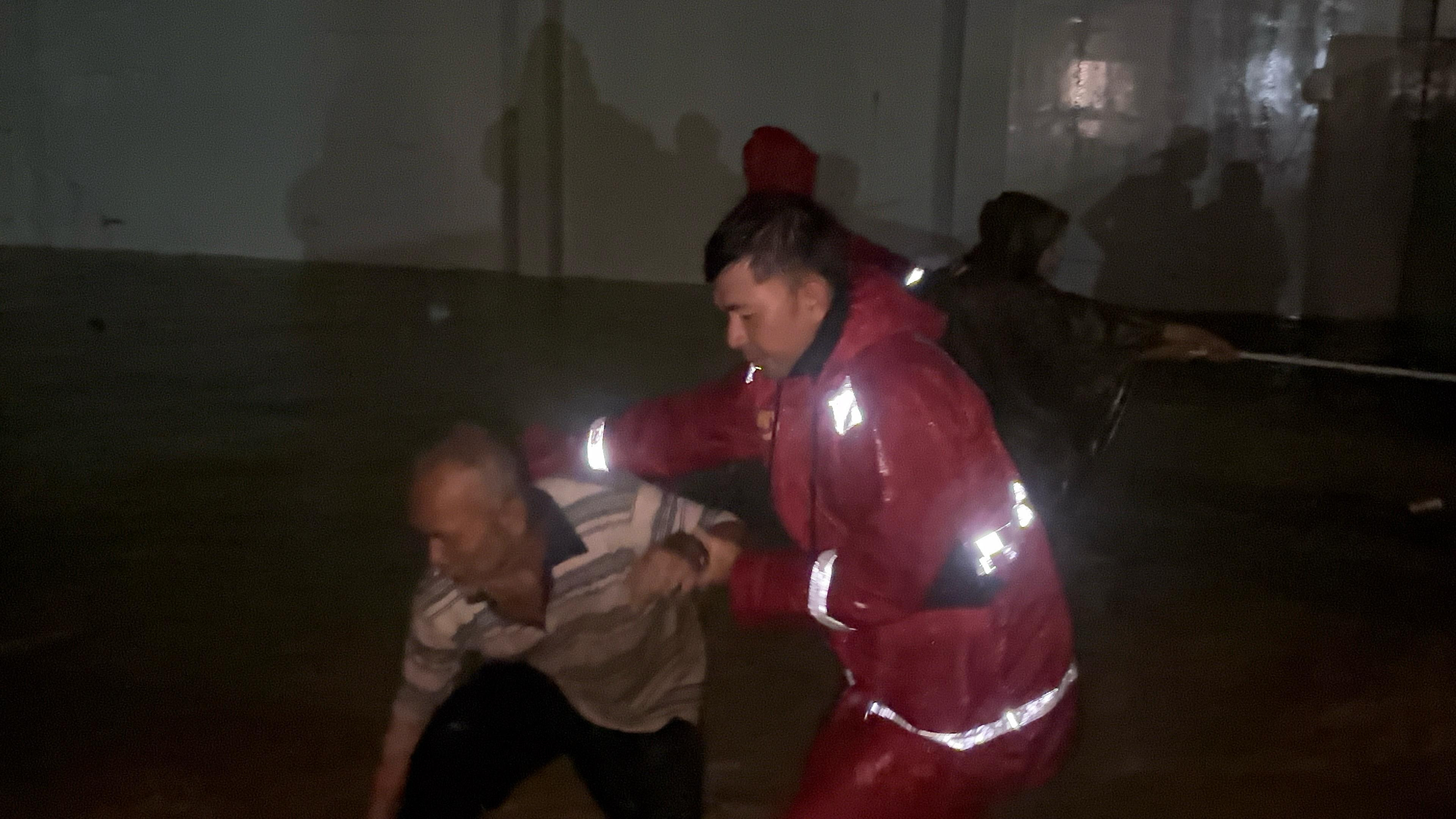 Banjir dan Longsor Terjang Sukabumi, Tim Gabungan Berjibaku Lakukan Evakuasi