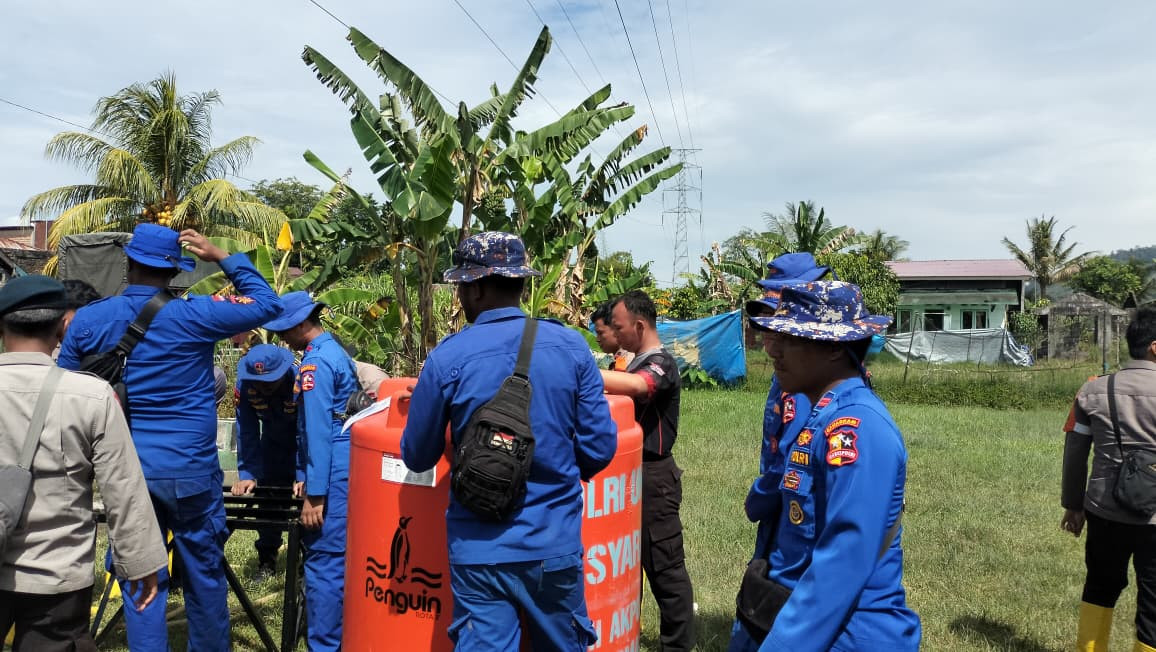 Sentuhan Kemanusiaan Polri, Tim SAR Korpolairud Bantu Warga Batang Anai Lewat Pembuatan Sumur Bor
