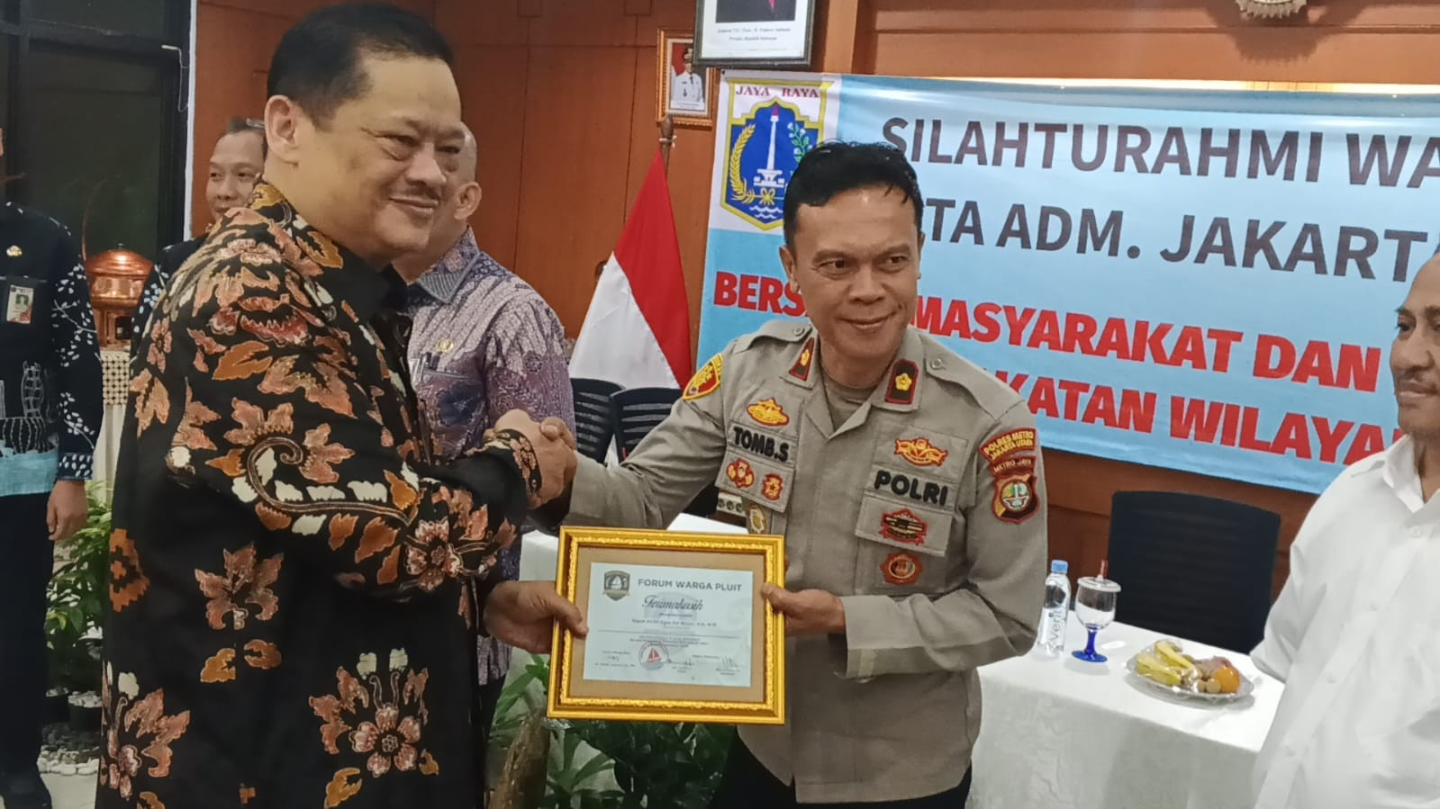 Dalam Rangka Program Jaga Warga, Jaga Lingkungan : Wakil Wali Kota Jakarta Utara dan Polisi Ajak Warga Pluit Perkuat Keamanan Wilayah