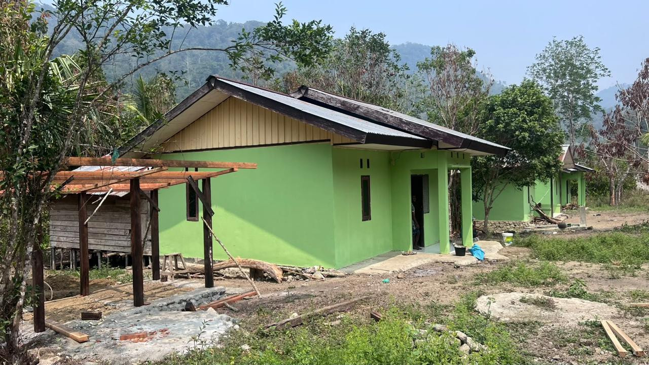 Warna Baru, Semangat Baru : Satgas TMMD ke-130 Percantik Rumah Warga Oransbari