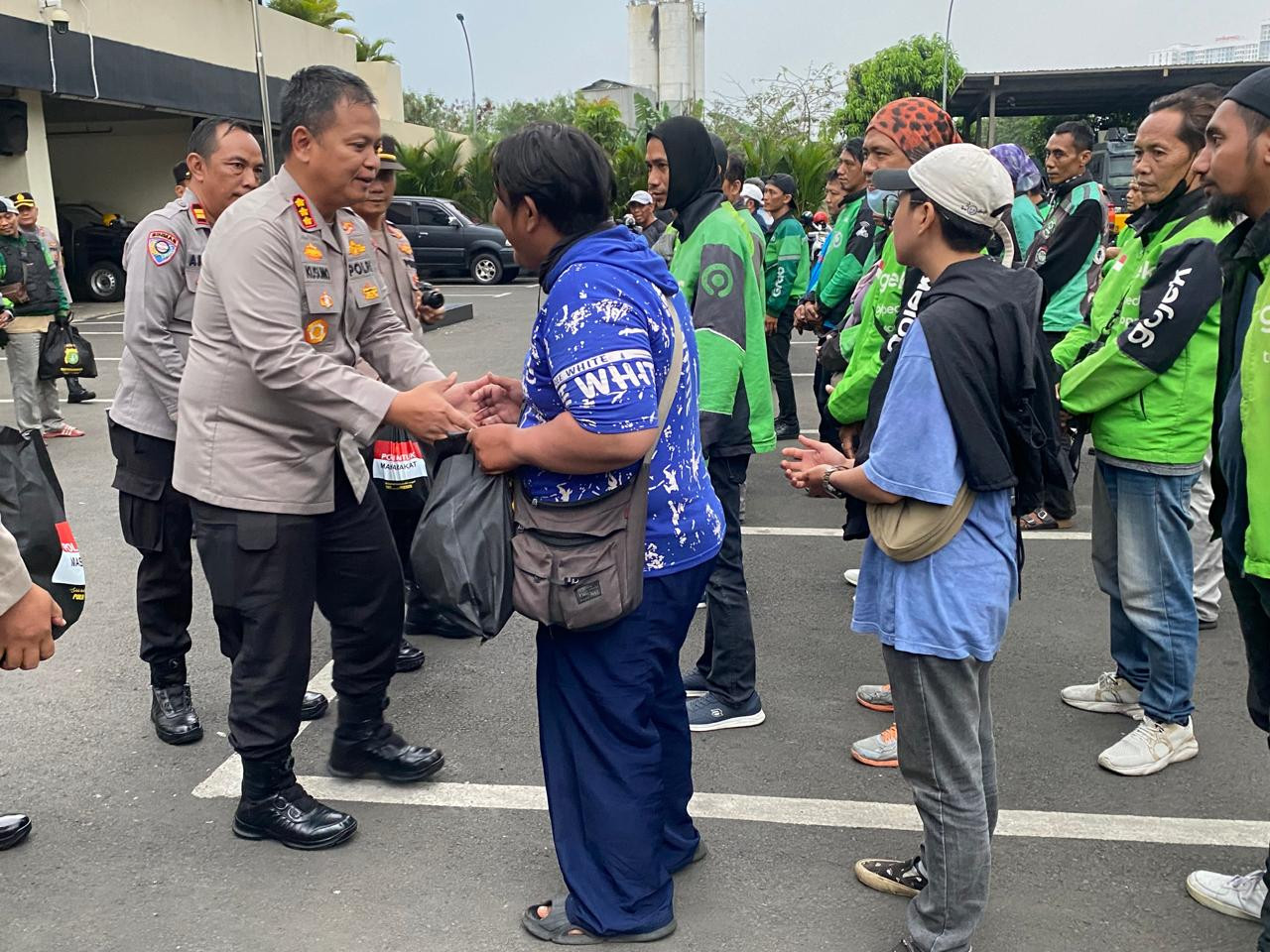 Jumat Berkah Polres Metro Bekasi Kota, 100 Paket Sembako Dibagikan untuk Ojol dan Warga