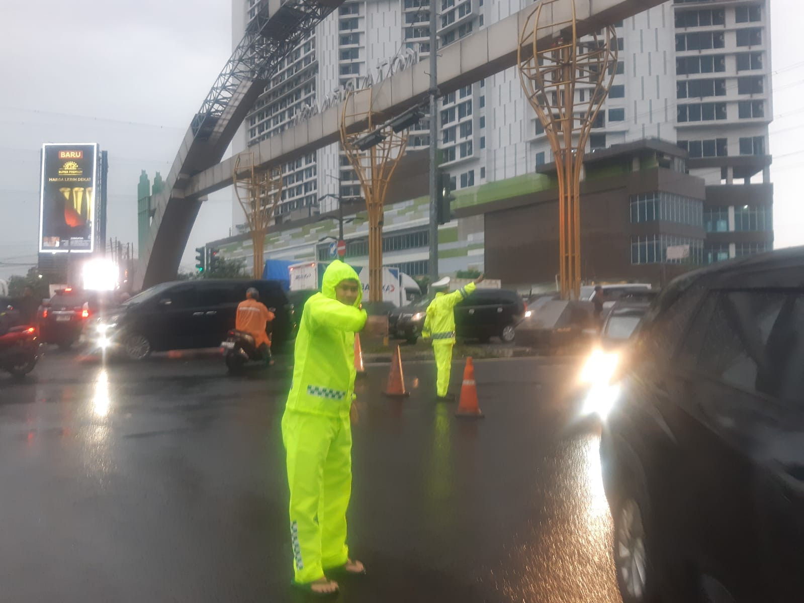 Personel Lantas Polsek Rawalumbu Lakukan Penguraian Kemacetan Akibat Hujan Deras