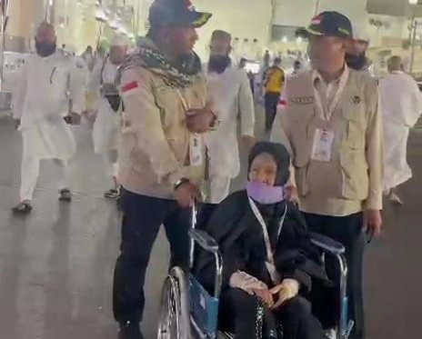 Aksi Humanis Anggota Polri Dorong Kursi Roda Jemaah Haji yang Lemas dan Tersesat di Makkah