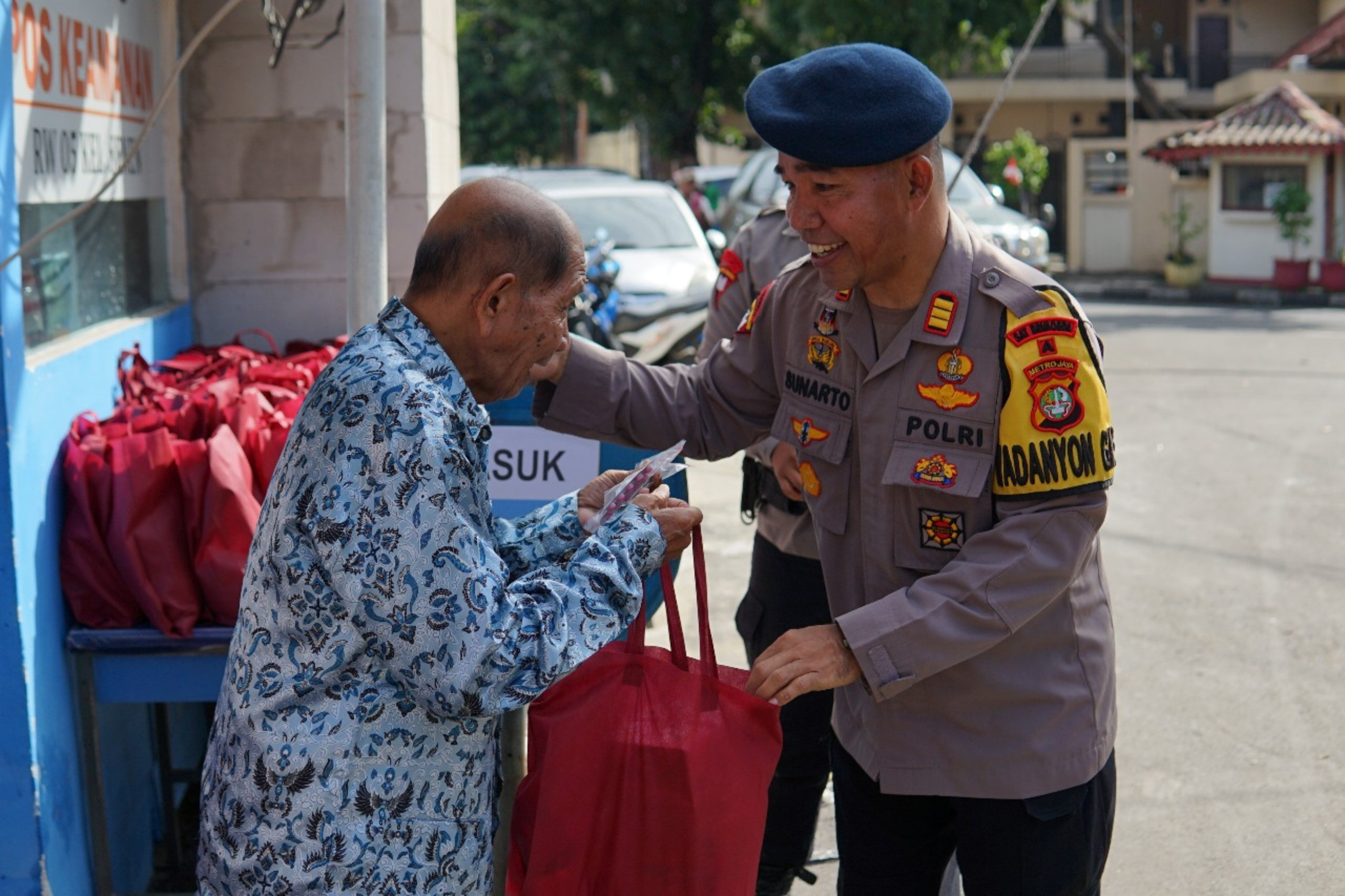 Dekat dengan Warga, Brimob Polda Metro Jaya Gelar Layanan Kesehatan Gratis di Senen