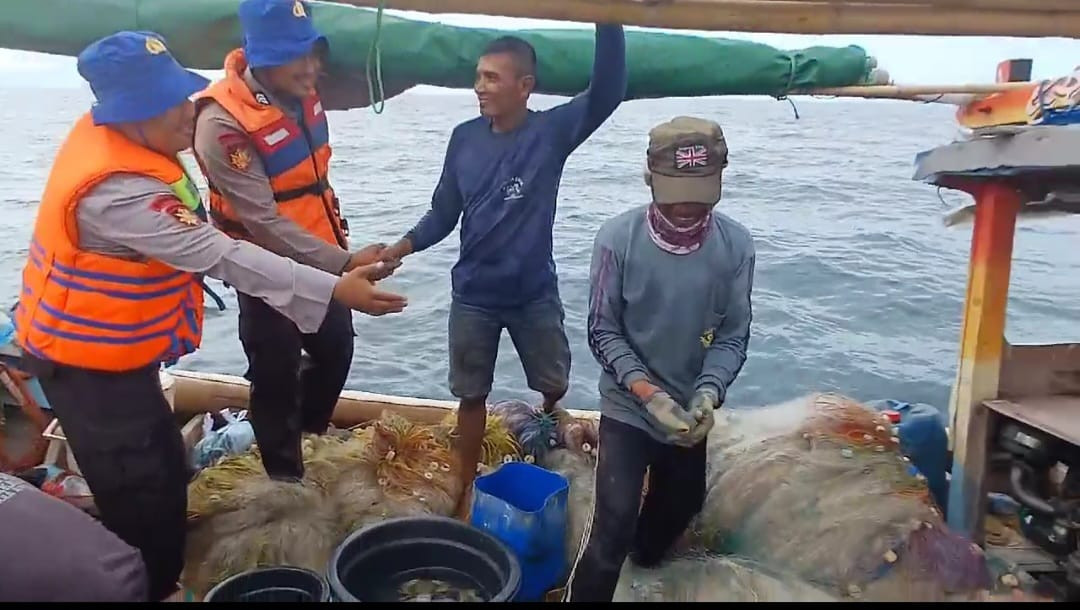 Polisi Satpolairud Polres Kepulauan Seribu Patroli Laut Antisipasi Kejahatan dan Himbau Keselamatan Nelayan