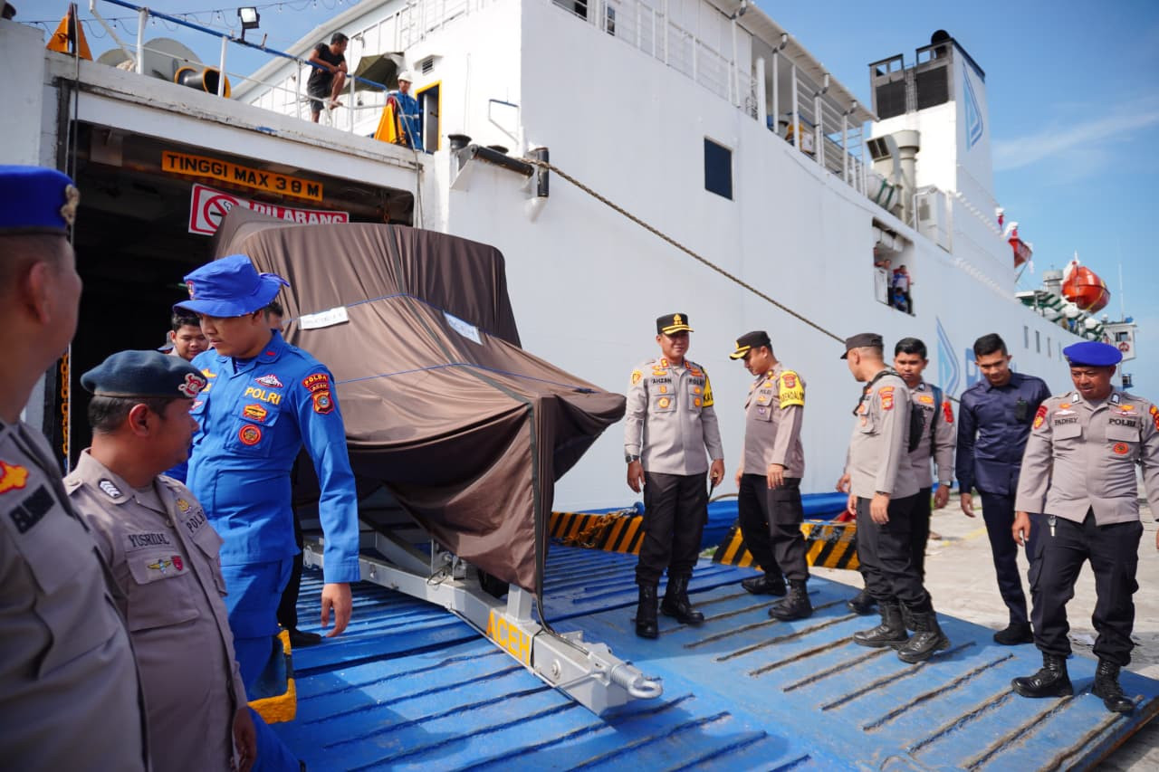 Kapal MV Egon Tiba di Pelabuhan Krueng Geukueh, Kapolres Lhokseumawe Terima Bantuan Polri