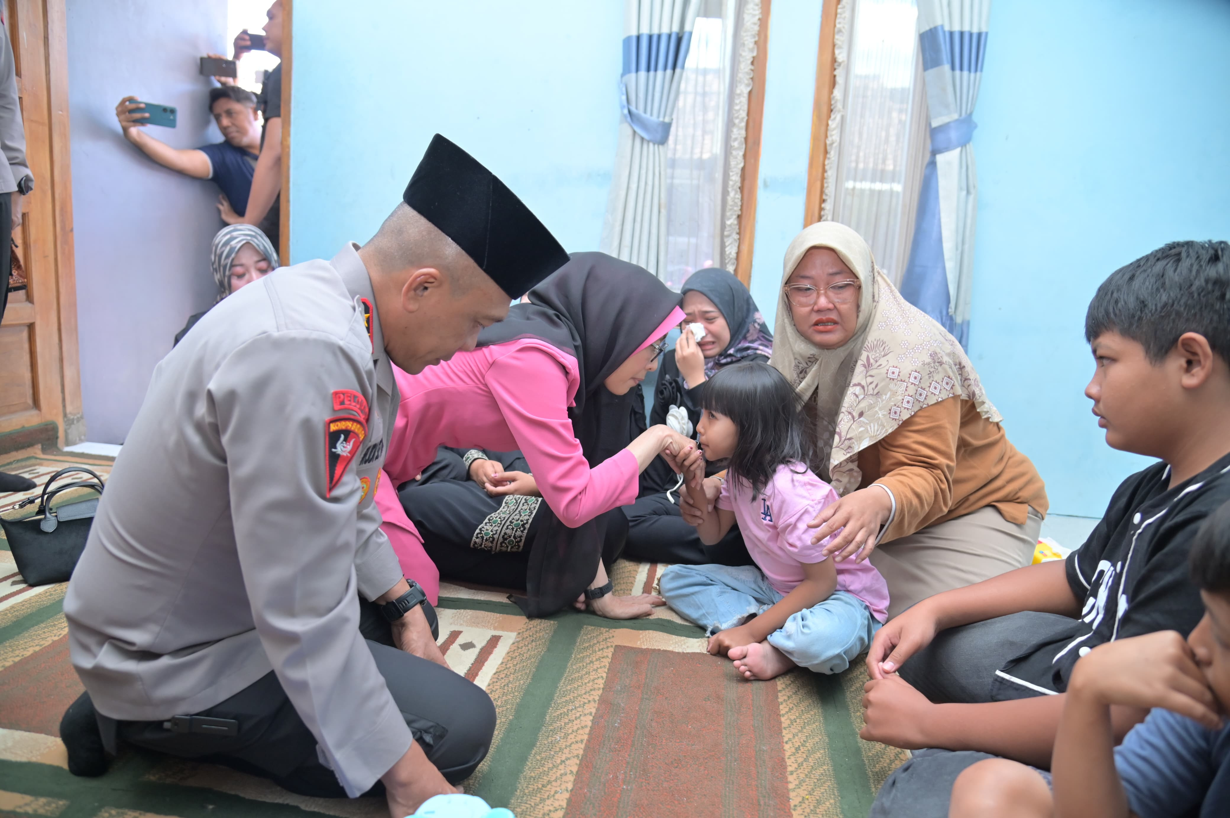Kapolda Jawa Barat Melayat Ke Rumah Duka Aipda Anumerta Cecep