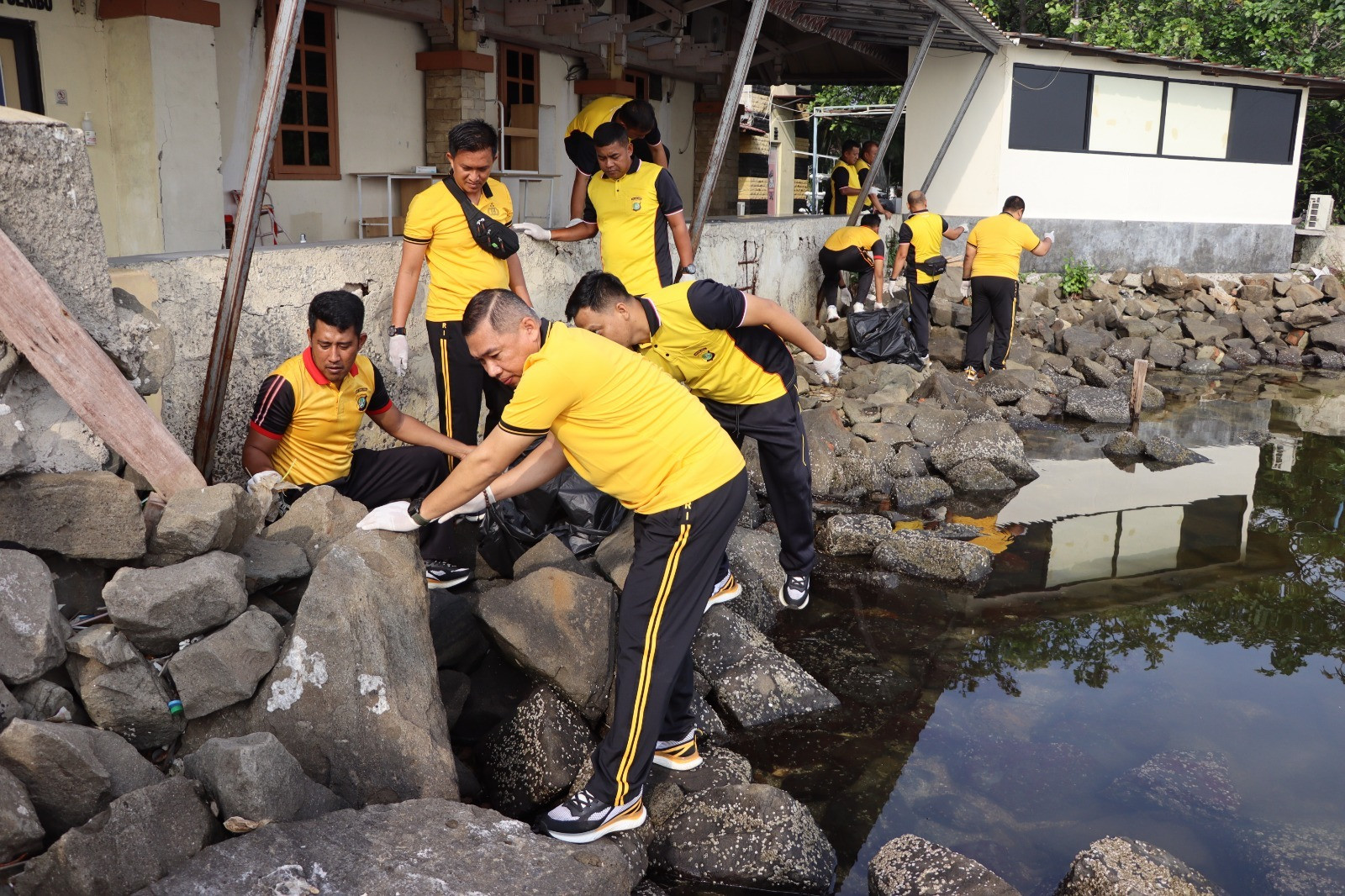 Aksi Nyata Polres Kepulauan Seribu, Bersih-Bersih Pantai Marina Ancol dari Sampah Plastik