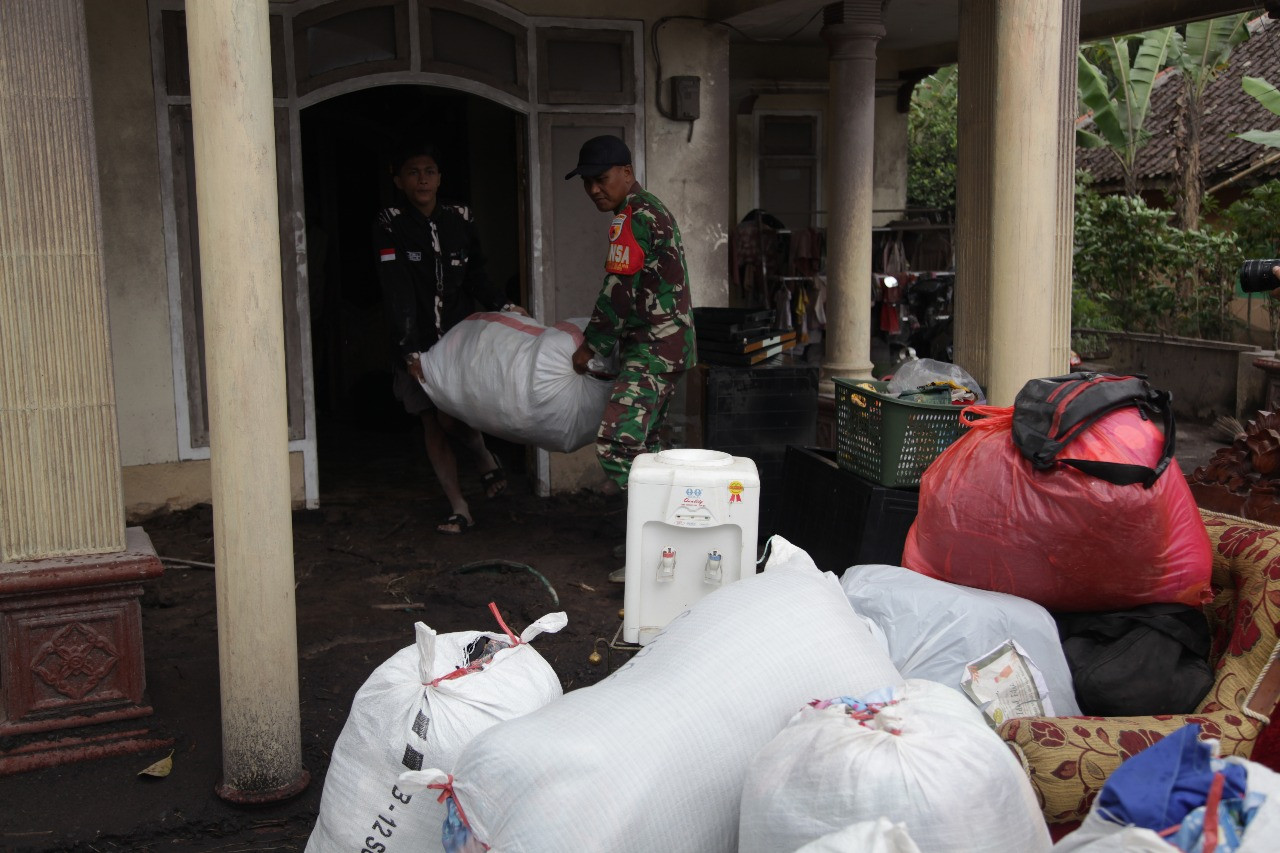 TNI Bergerak Cepat Tangani Dampak Erupsi Gunung Semeru